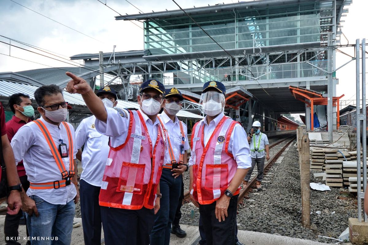 Menteri Perhubungan Budi Karya Sumadi melakukan tinjauan ke Stasiun Bekasi, Minggu (18/4/2021).