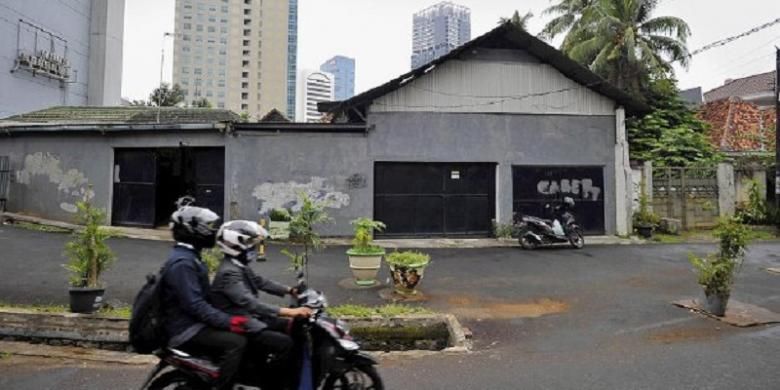 Suasana di Jalan Karet Pasar Baru, Karet Tengsin, Tanah Abang, Jakarta Pusat, Sabtu (8/10). Bangunan dengan pintu berwarna hitam tersebut ditinggali salah satu keluarga Tan Tjeng Sien. 