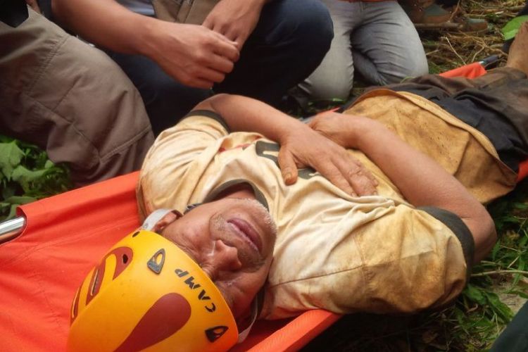 Regu penyelamat berhasil mengevakuasi seorang pria dari dasar sumur berkedalaman lebih dari 15 meter di sebuah kebun kosong di Lingkungan Ngancar, Bawen, Kabupaten Semarang, Minggu (2/4/2017) siang.