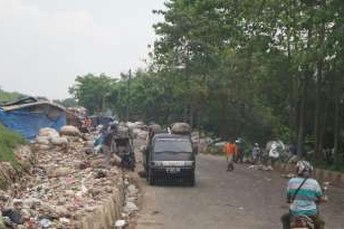 Tumpukan sampah di pinggir jalan di area TPST Bantargebang. 