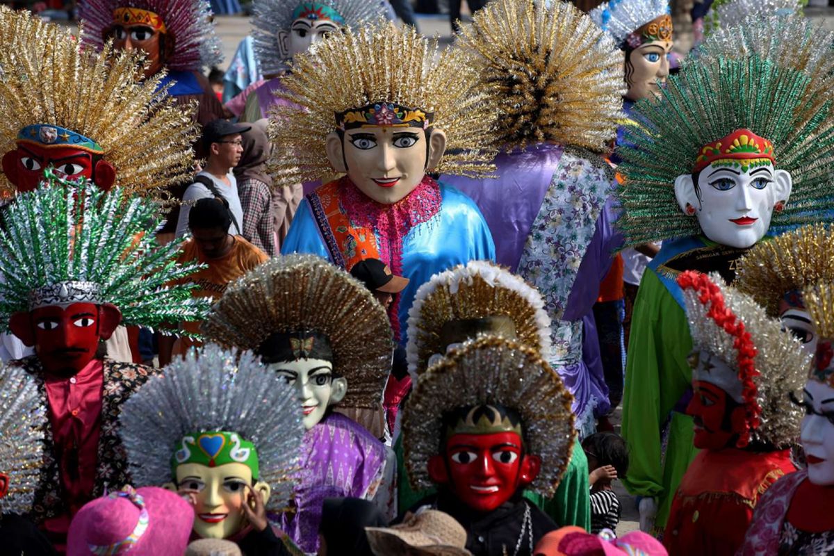 Parade ondel-ondel memeriahkan acara Explore Ondel-Ondel di Pantai Lagoon, Taman Impian Jaya Ancol, Jakarta Utara, Sabtu (23/6/2018). Acara ini digelar dalam rangkaian HUT ke-491 Jakarta.