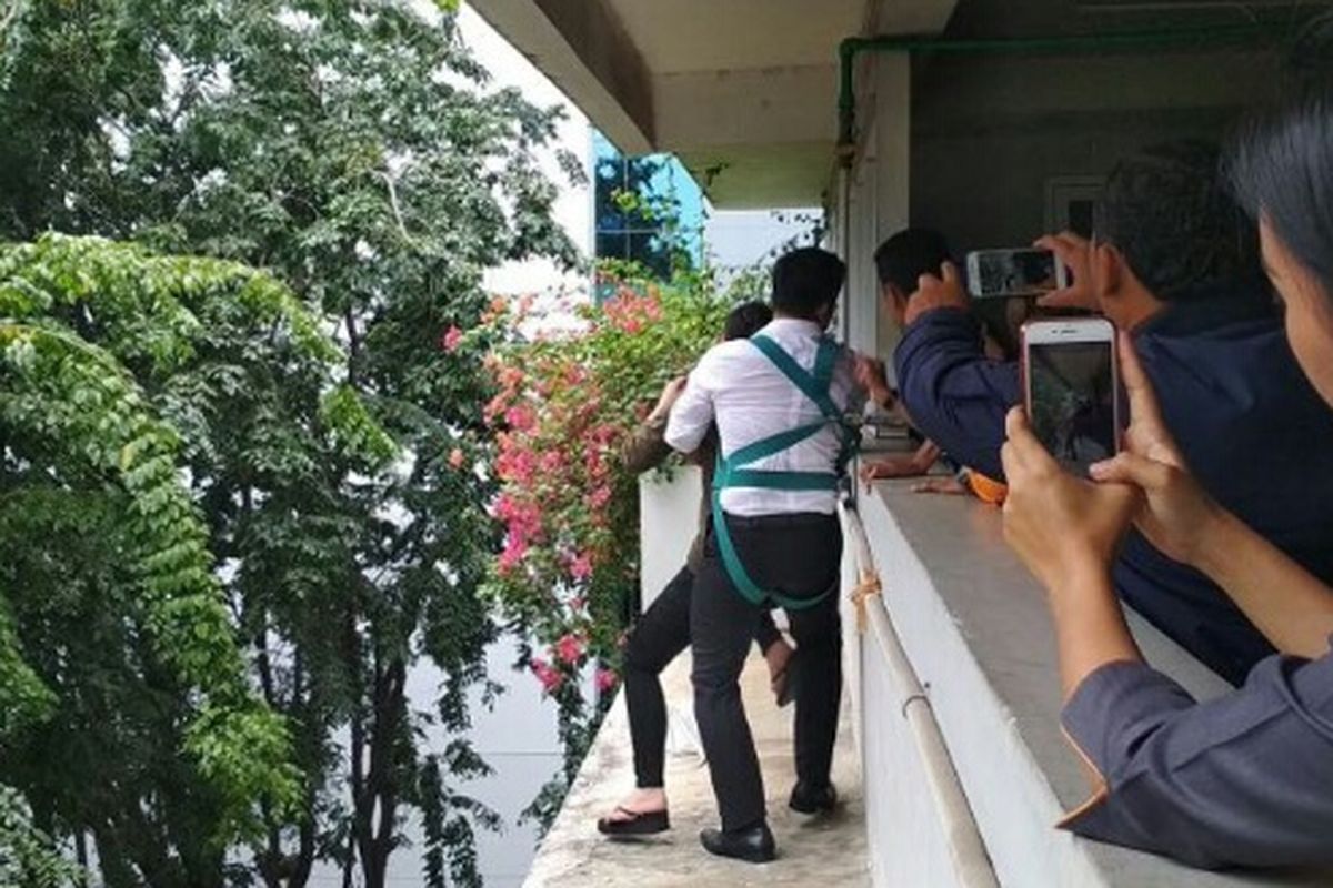 Anggota Polsek Kelapa Gading menggagalkan upaya bunuh diri seorang wanita di Gedung Menara Satu, Kelapa Gading, Jakarta Utara, Senin (19/2/2018).