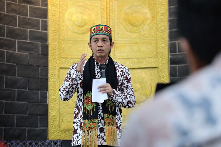 Wamen ATR/Waka BPN Raja Juli Antoni membagikan delapan Sertifikat Tanah Wakaf kepada lima perwakilan penerima di Masjid Raya Baiturrahman, Banda Aceh, Minggu (14/08/2022).
