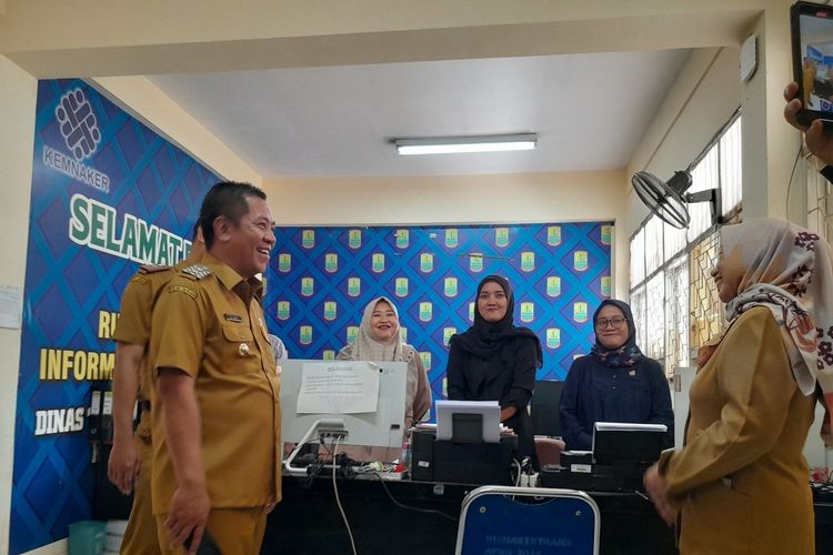 Wakil Bupati Karawang Aep Syaepuloh (kiri) saat melakukan inspeksi mendadak di Kantor Disnakertrans Karawang, Senin (2/1/2022).