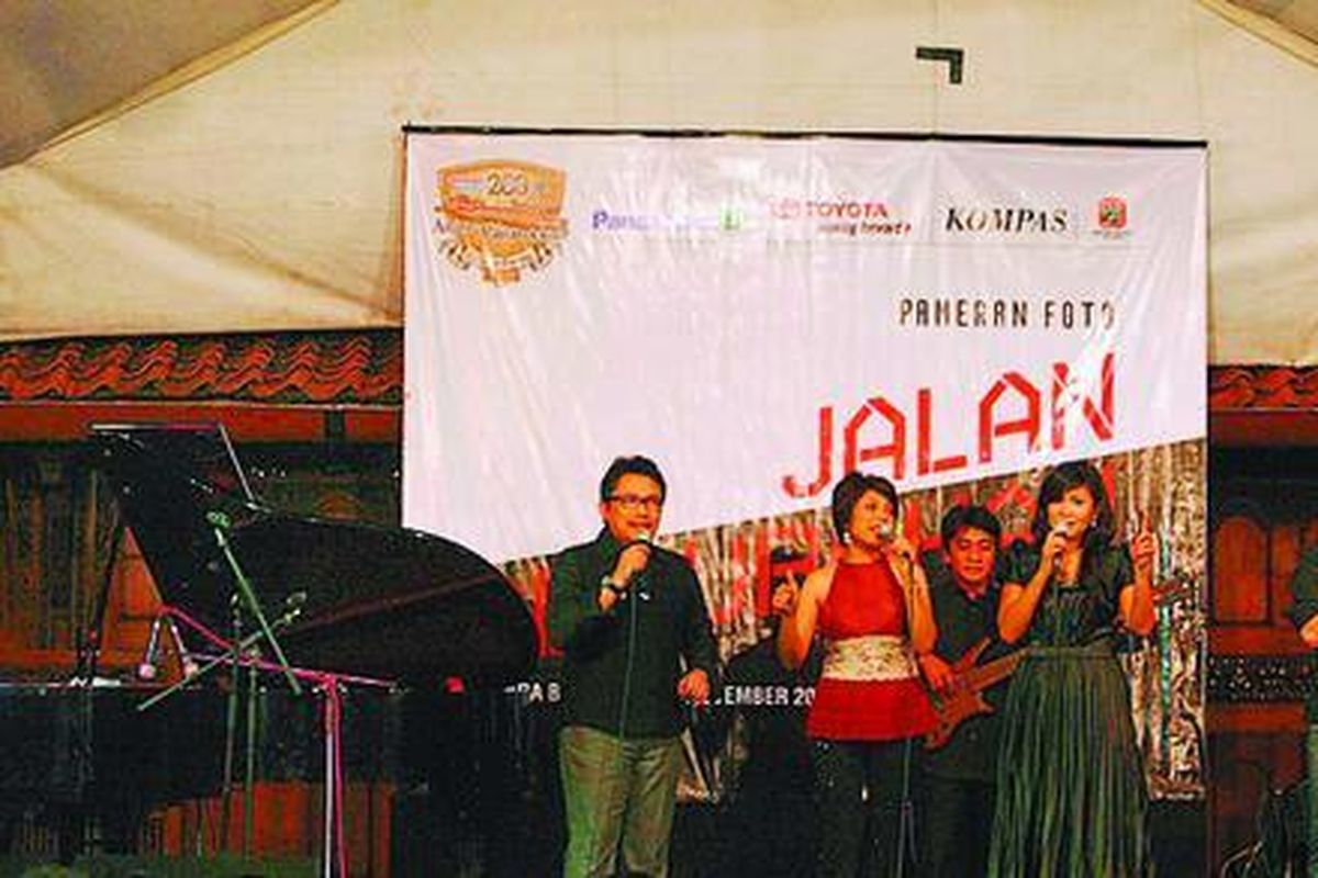 Elfa s Singers diiringi Elfa Secioria (kiri) menghibur pengunjung yang memenuhi halaman Bentara Budaya Jakarta, Jumat (14/11) malam, pada pembukaan Pameran Foto dengan tema Anjer- Panaroekan, Jalan Perubahan serta peluncuran tiga buah buku ekspedisi Kompas. Pameran foto yang dibuka untuk umum itu berlangsung hingga tanggal 23 November 2008. 