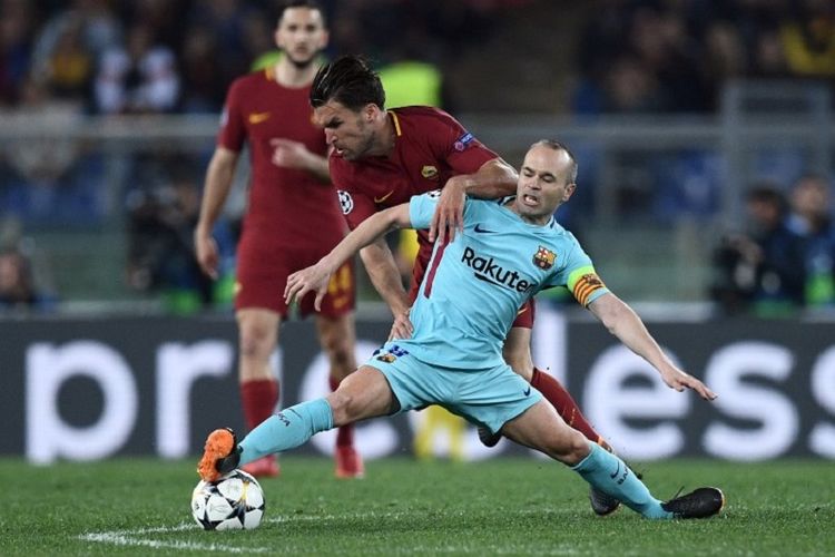 Kevin Strootman dan Andres Iniesta berduel di lapangan tengah pada laga perempat final Liga Champions antara AS Roma dan Barcelona di Stadion Olimpico, Selasa (10/4/2018). 