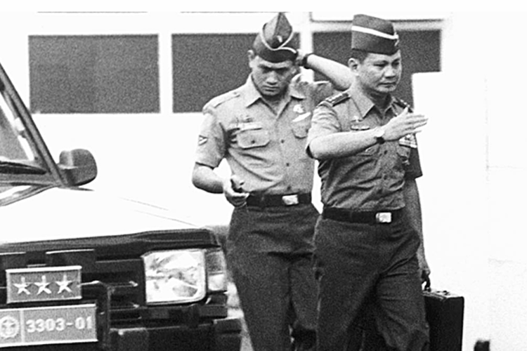 Letjen Prabowo Subianto ketika datang ke Mabes Angkatan Darat untuk diperiksa Dewan Kehormatan Perwira (DKP). 