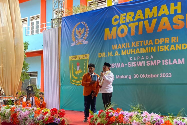 Bakal calon wakil presiden Muhaimin Iskandar atau Cak Imin mengunjungi SMP Islam Sawahan, Malang, Jawa Timur, Senin (30/10/2023). 
