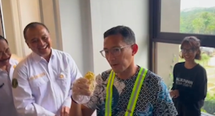 Sandiaga Makan Durian Pertama di Rumah Jabatan Menteri Basuki di IKN