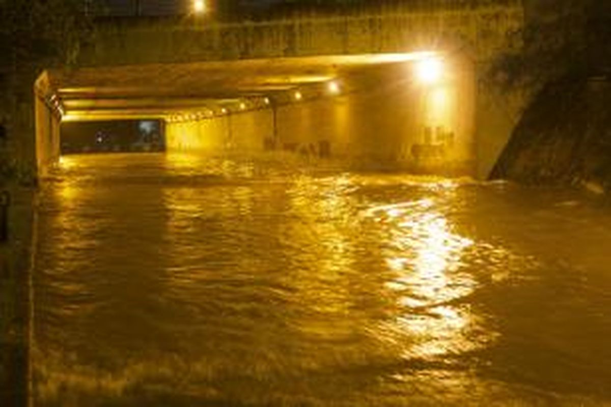 Banjir merendam terowongan Cawang dari Kebon Nanas ke arah UKI di Jalan DI Panjaitan, Jakarta Timur, Rabu (29/1). Terowongan tol Halim dari Bekasi arah Tanjung Priok juga ditutup karena banjir setinggi 80 cm merendam ruas jalan tol. Kompas/Agus Susanto (AGS)