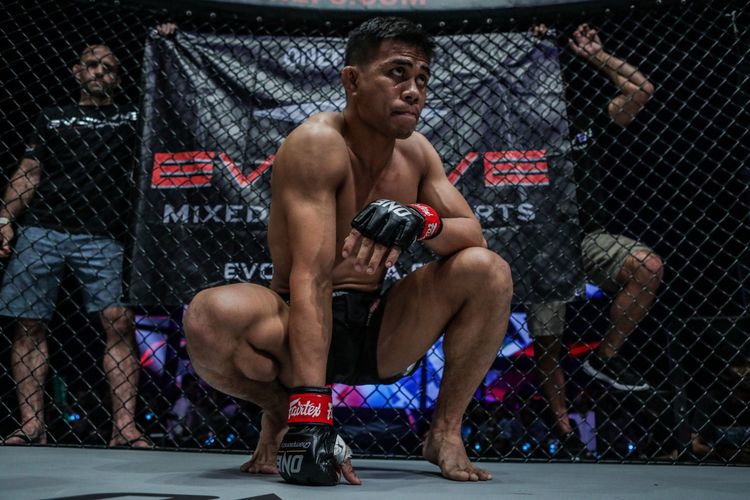 Pegulat Indonesia, Eko Roni Saputra, saat tampil dalam pertarungan ONE Championship.