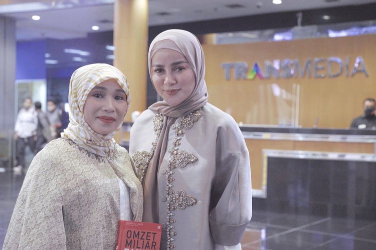 Aktris Olla Ramlan dan Fatimah Az Zahra.