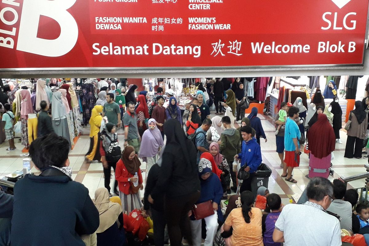 Masyarakat padati kawasan Blok B Tanah Abang, Jakarta pada Minggu (26/05/2019).