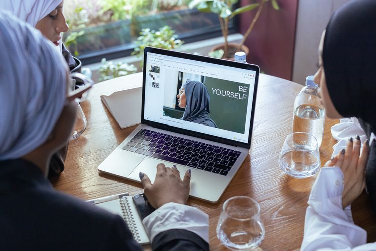 4 Tips Membeli Perlengkapan Ibadah Saat Belanja Online