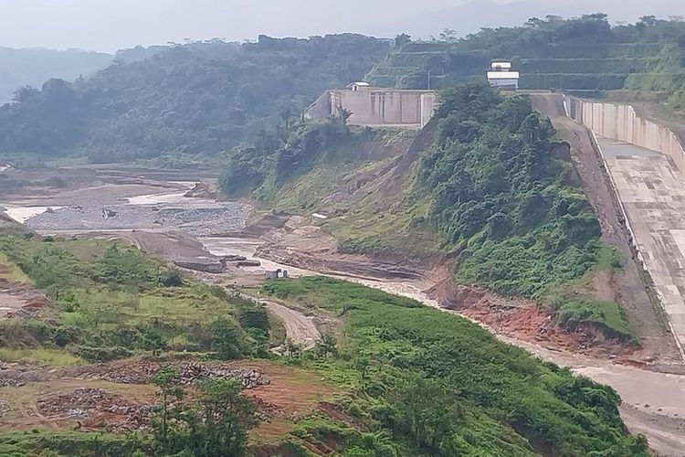 Foto-foto: Tanggul tengah pengerjaan proyek Naisonal Bendungan Leuwikeris, Cineam, Kabupaten Tasikmalaya, Jawa Barat, jebol diterjang banjir bandang Sungai Citanduy pada Senin (12/9/2022) dini hari.