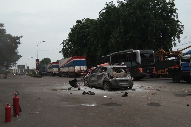 Petugas mencegah kebakaran mobil pasca bentrok di Jalan Interchange Karawang Barat, Desa Purwadana, Kecamatan Telukjambe Timur, Kabupaten Karawang, Rabu (24/11/2021).