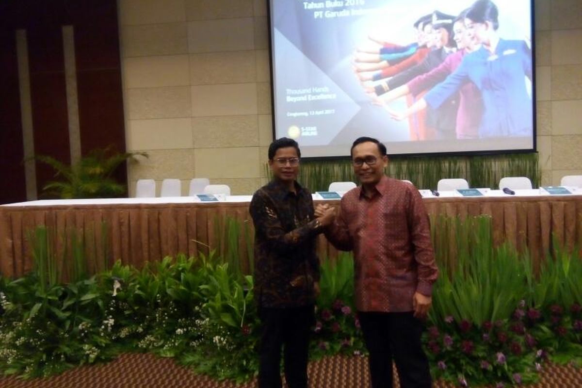 Direktur Utama PT Garuda Indonesia (Persero) Tbk Arif Wibowo (kanan) dan Direktur Keuangan PT Bank Mandiri (Persero) Tbk Pahala N Mansury usai RUPS Garuda Indonesia, di Cengkareng, Tangerang Rabu (12/4/2017). RUPS memutuskan mengangkat Pahala sebagai Dirut Garuda Indonesia menggantikan Arif.