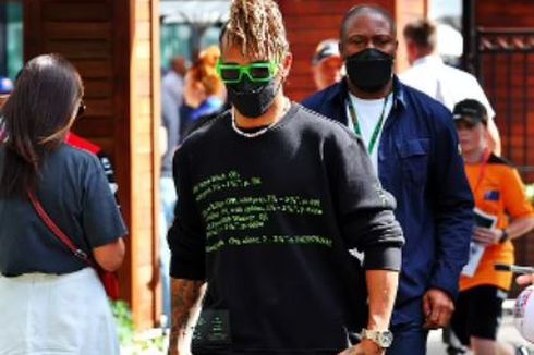 Lewis Hamilton Tampil Eye-Catching dalam Outfit Bertema Hijau Neon