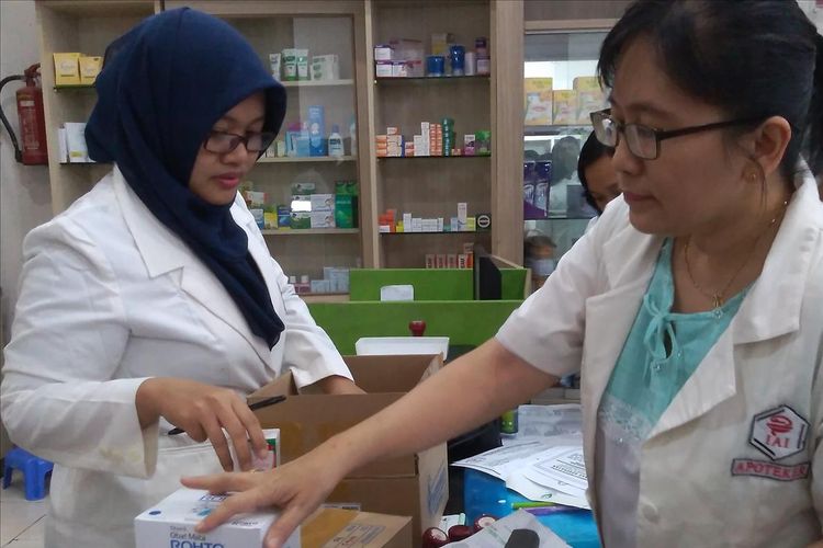 Ikatan Apoteker Indonesia (IAI) mengecek obat-obatan di salah satu apotek di Purwokerto, Jawa Tengah, Selasa (23/7/2019).