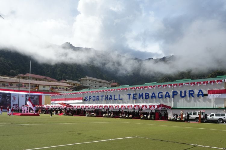 Pelaksanaan Upacara Pengibaran Bendera Upacara PTFI di Tembagapura, Papua, Sabtu (17/8/2024). 