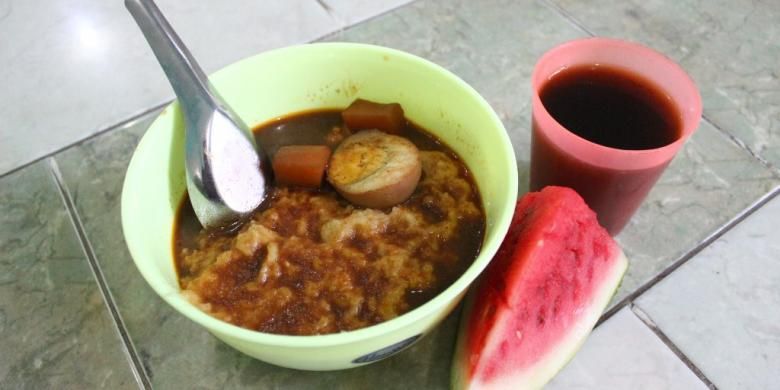 Bubur India, hidangan khas berbuka puasa yang merupakan tradisi ratusan tahun di Masjid Jami Pekojan, Semarang. Saat KompasTravel berkunjung pada Sabtu (11/6/2016) bubur tersebut dikombinasi dengan lauk semur talur dan kentang, sedangkan di hari-hari lainnya bergantian menu kari ayam, kari kambing, sambal goreng rambak, dan gulai.