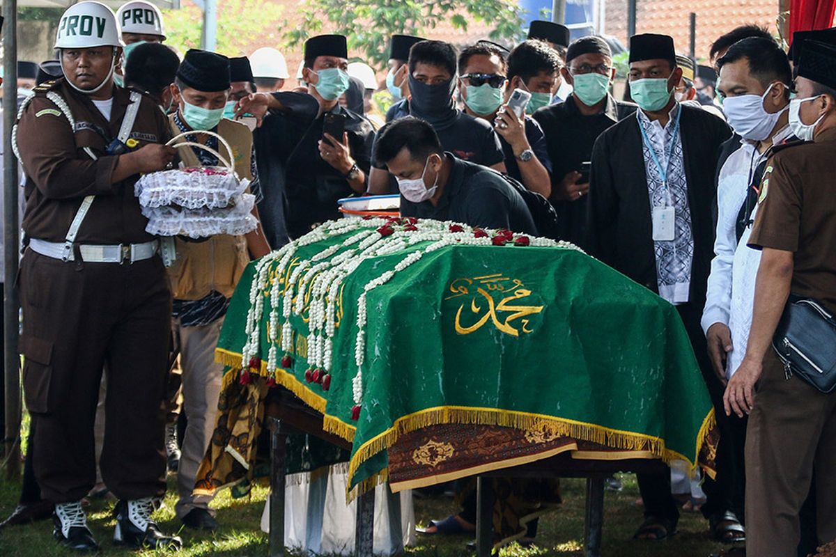 Kerabat berada di dekat peti jenazah Almarhum Wakil Jaksa Agung Arminsyah saat akan dimakamkan di Tempat Pemakaman Umum (TPU) Pedongkelan, Jakarta, Minggu (5/4/2020). Wakil Jaksa Agung Arminsyah meninggal dunia dalam kecelakaan yang terjadi di Tol Jagorawi kilometer 13 pada Sabtu (4/4/2020) pukul 14.25 WIB.