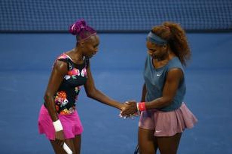 Petenis Amerika Serikat, Serena Williams and Venus Williams, melakukan tos setelah meraih poin saat bertemu Silvia Soler Espinosa/Carla Suarez Navarro, pada babak pertama US Open nomor ganda, di USTA Billie Jean King National Tennis Center, New York, Kamis (29/8/2013).