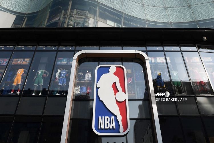 Logo NBA terpampang di toko resmi di Beijing, China. Muncul dorongan agar NBA mengganti logo yang telah dipakai sejak 1969 tersebut dengan siluet Kobe Bryant yang tewas dalam sebuah kecelakaan helikopter pada Minggu (26/1/2020) pagi waktu setempat.