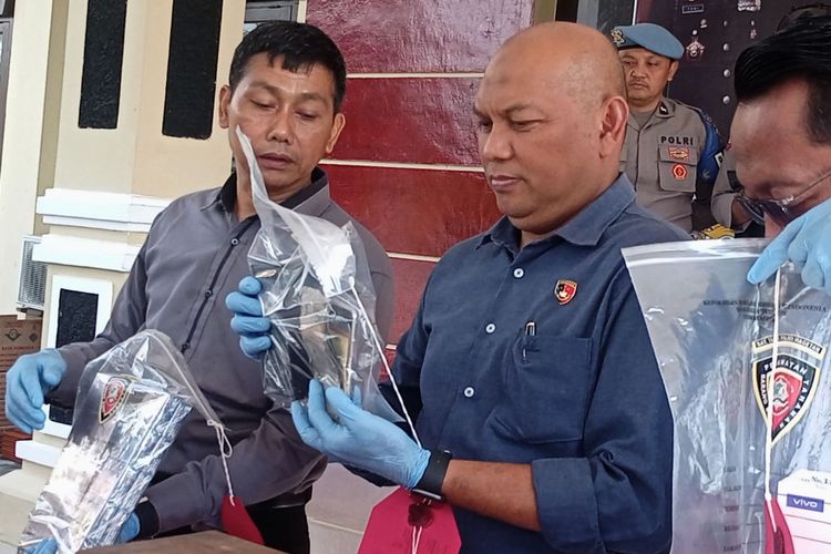 Kasat Reskrim Polres Magetan AKP Rudy Hidajanto, pelaku pencurian di toko smebako yang berhasil membawa kabur uang tunai Rp 20 juta serta HP dan sejumlah rokok mengaku hasil curiannya idgunakan untuk membli i phone dan gelang kaki kekasihnya. Rencananya gelang kaki tersebut akan diberikan kepada tunangannya.