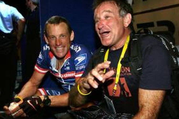 Pebalap sepeda Amerika Serikat, Lance Armstrong (kiri), dan aktor Hollywood, Robin Williams, berpose pada sela-sela Tour de France di Villard-de-Lans, 20 Juli 2004.