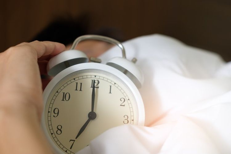 Tidur dan bangun pada waktu yang sama setiap hari dapat membantu jam tubuh memprediksi kapan harus mendorong tubuh tidur dan bangun.