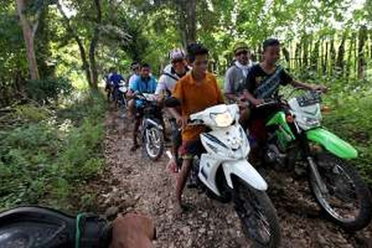 Jalan bergelombang menuju lokasi air terjun Mata Jitu di Desa Pulau Aji, Kecamatan Labuan Badas, Kabupaten Sumbawa, Nusa Tenggara Barat, Jumat (15/4/2016). Untuk menuju lokasi wisata, wisatawan umumnya menggunakan ojek. 
