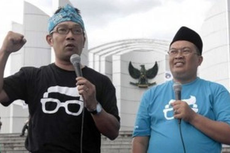Ridwan Kamil (kiri) dan Oded Muhammad Danial menyampaikan orasi politik saat keduanya mendeklarasikan diri sebagai pasangan calon wali kota dan wakil wali kota Bandung 2013 di Monumen Perjuangan Rakyat Jabar, Jalan Dipati Ukur, Kota Bandung, Minggu (17/3/2013).
