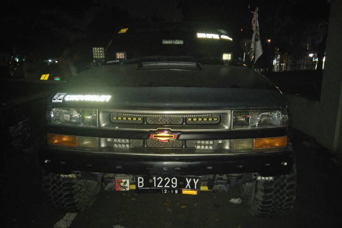 Mobil Chevrolet Blazer yang dirusak sopir angkot di Tangerang Selatan.