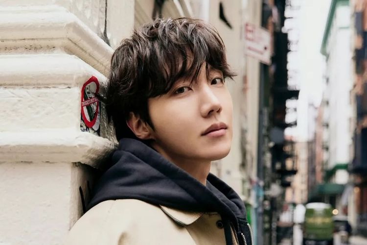 Menggandeng rapper J. Cole, J-Hope BTS merilis lagu on the street.