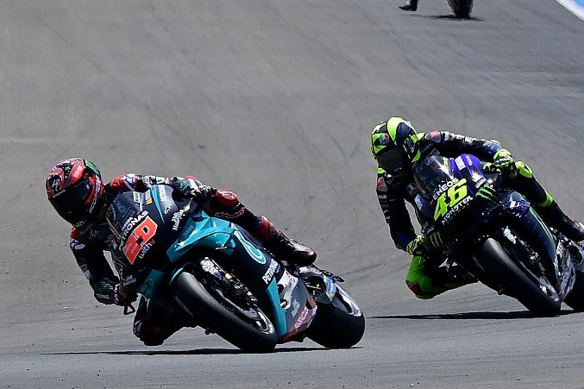 Pebalap Petronas Yamaha SRT, Fabio Quartararo, berduel dengan Valentino Rossi di MotoGP Andalusia, Sirkuit Jerez, Minggu (26/7/2020).