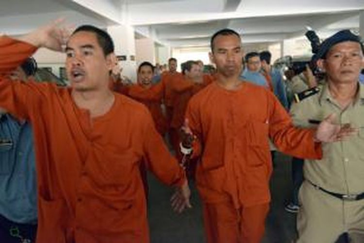 Sebanyak 13 orang anggota kelompok Front Pembebasan Nasional Khmer (KNLF) dijatuhi hukuman penjara karena dianggap terbukti hendak melakukan makar terhadap pemerintahan PM Hun Sen.