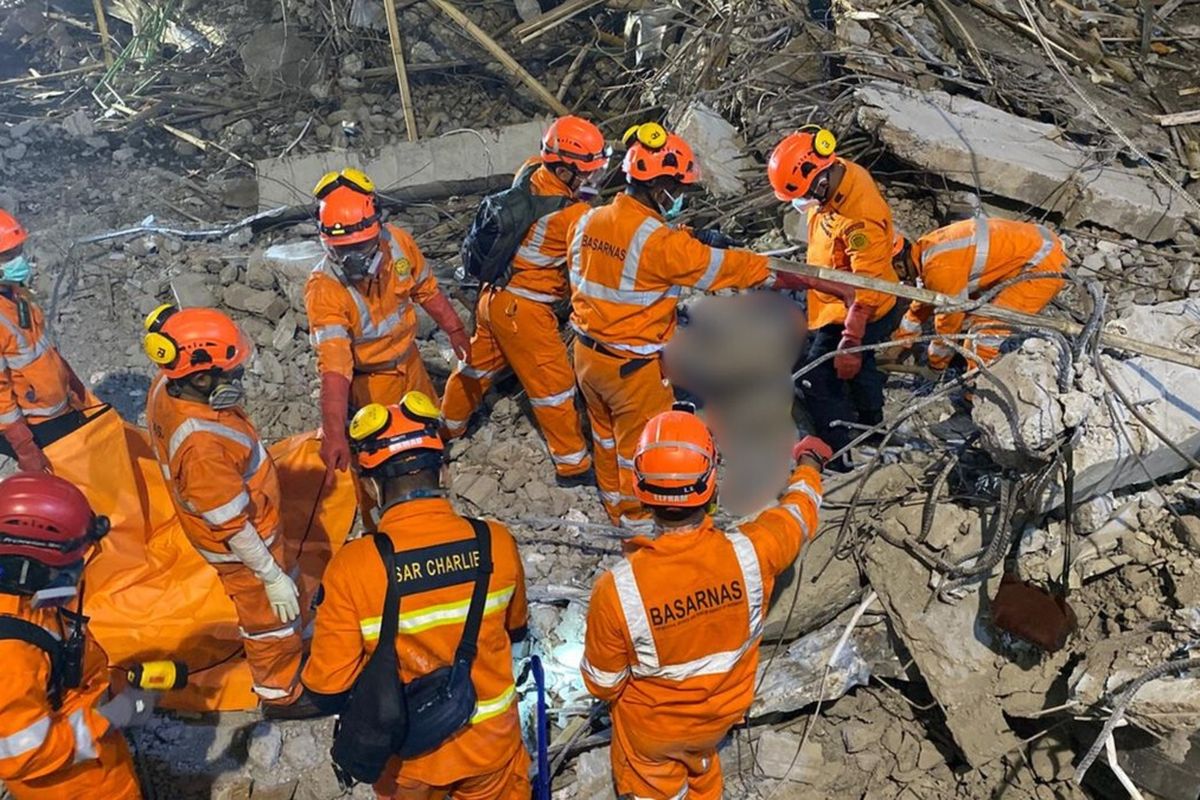 Tim SAR gabungan melakukan evakuasi jenazah santri Ponpes Al Khoziny Sidoarjo, Senin (6/10/2025). Jumlah korban tewas ambruknya Ponpes Al Khoziny di Sidoarjo bertambah menjadi 60 orang. Tim SAR masih terus mencari korban hilang di reruntuhan.