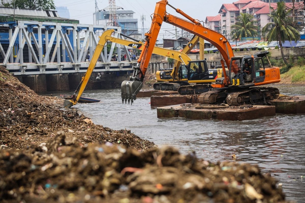 Pekerja mengeruk lumpur menggunakan ekskavator di Kanal Banjir Barat (KBB) sungai Ciliwung di Tanah Abang, Jakarta Pusat, Senin (11/9/2017). Pengerukan lumpur dilakukan untuk memperlancar aliran air sungai serta mengantisipasi datangnya musim hujan yang mengakibatkan banjir yang kerap terjadi di Jakarta.