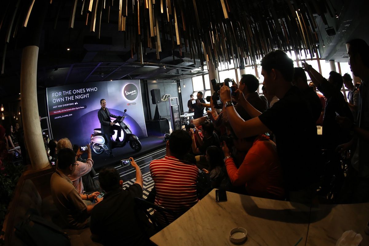 Marco Noto La Diega, Presiden Direktur PT Piaggio Indonesia berpose dengan Vespa Sprint Notte, Rabu (24/4/2019) di Jakarta.   