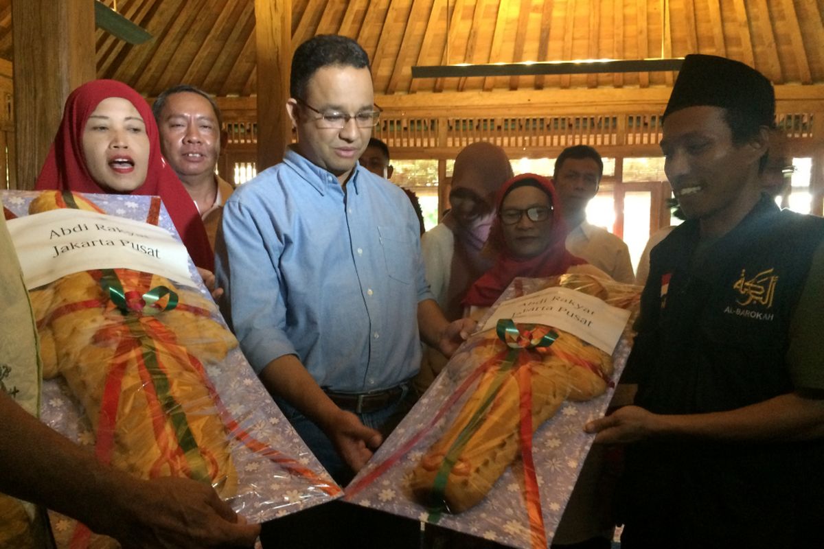 Calon gubernur DKI Jakarta, Anies Baswedan diberikan dua roti buaya saat bertemu relawan Abdi Rakyat di kediamannya, Jalan Lebak Bulus Dalam II, Jakarta Selatan, Rabu (26/4/2017). 