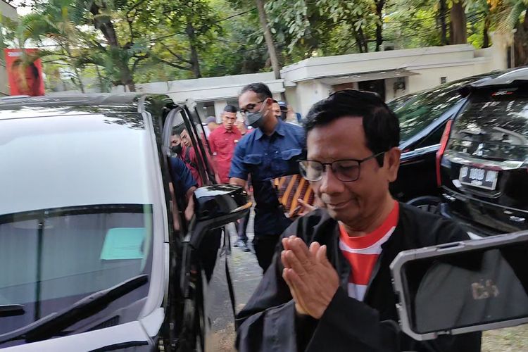 Calon wakil presiden nomor urut 3 Mahfud MD tiba di Posko Sahabat Muda Mahfud di Jalan Teuku Umar, Jakarta Pusat, sebelum menuju JCC, Senayan untuk melaksanakan debat cawapres perdana, Jumat (22/12/2023) sore.