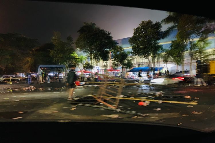 Suasana dihalaman Stadion Kanjuruhan Kepanjen, Kabupaten Malang, seusai kericuhan penonton yang terjadi seusai laga pekan ke-11 Liga 1 2022-2023 yang bertajuk derbi Jawa Timur, Arema FC melawan Persebaya Surabaya yang berakhir dengan skor 2-3, Sabtu (1/9/2022) malam.