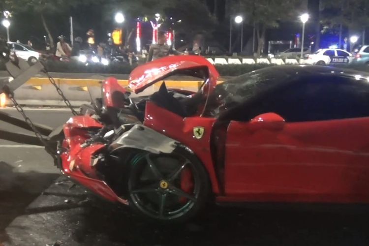 Ferrari tabrak lima kendaraan di dekat Bundaran Senayan, Jakarta Selatan, Minggu (8/10/2023) pagi
