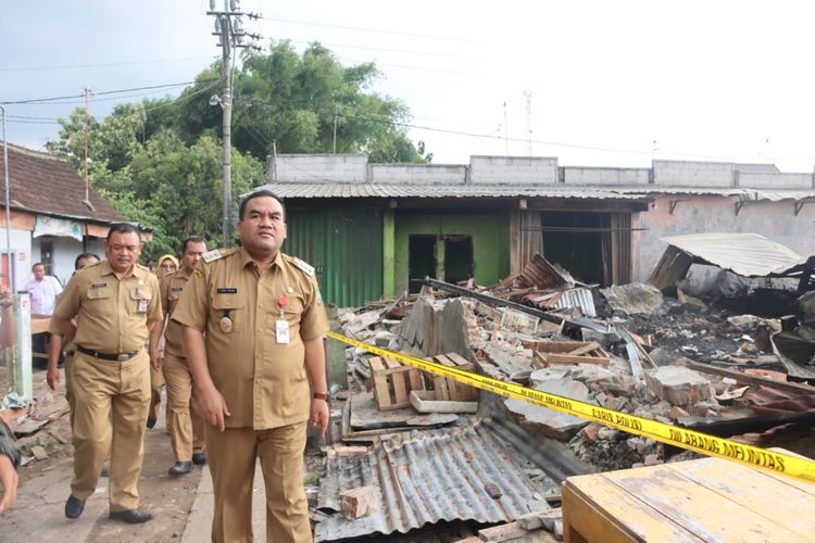 Bupati Blora, Arief Rohman saat mengecek kondisi pasar Medang usai kebakaran di lokasi, pada Senin (22/1/2024)