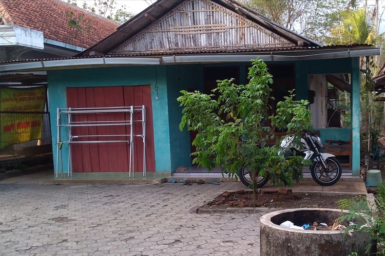Rumah S (31), terduga teroris yang ditangkap Densus 88 di Dusun Tritih, Desa Danasri Lor, Kecamatan Nusawungu, Kabupaten Cilacap, Jawa Tengah tampak sepi, Minggu (17/11/2019).
