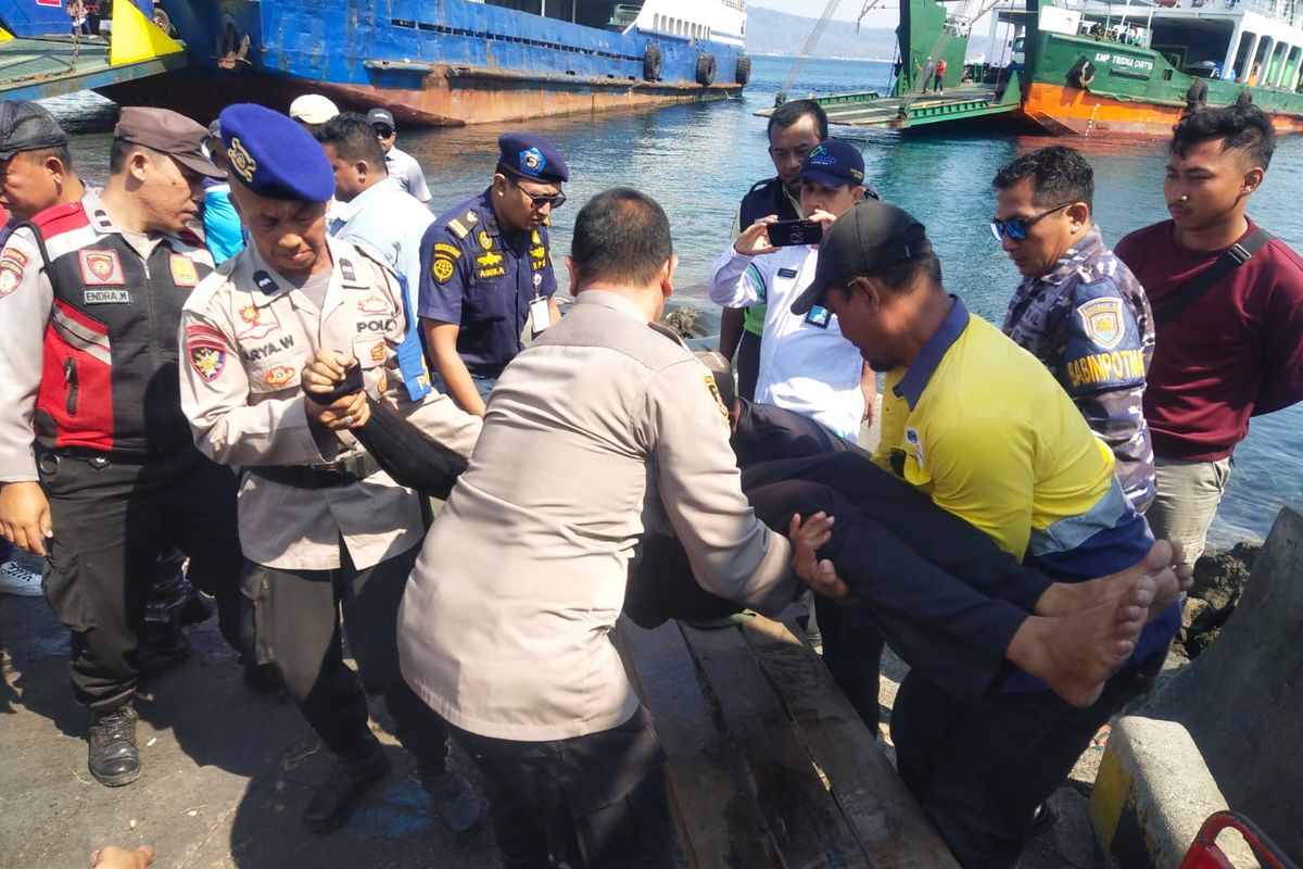 Petugas mengevakuasi penumpang kapal feri yang jatuh ke laut untuk dibawa ke fasilitas medis di Gilimanuk, Kabupaten Jembrana, Provinsi Bali, Senin (6/10/2025).