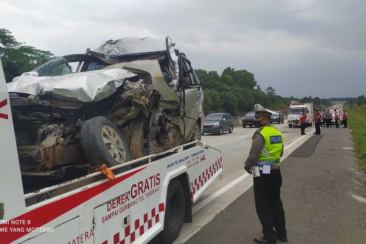 Kendaraan Avanza yang ringsek akibat kecelakaan di Jalan Tol Lampung, Selasa (26/7/2022). Dua orang tewas dalam kecelakaan tersebut.