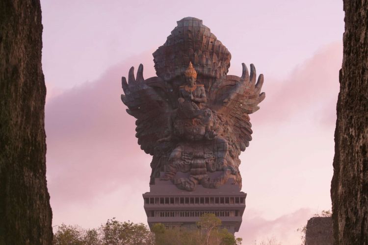 Patung Garuda Wisnu Kencana usai diresmikan di Kuta Selatan, Bali, Sabtu (22/09/2018). Patung setinggi 121 meter dengan lebar 64 meter tersebut resmi diresmikan dan menjadi patung tertinggi ketiga di dunia.
