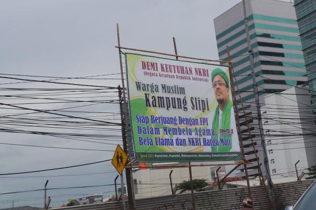 Baliho bergambar Pemimpin Front Pembela Islam (FPI) Rizieq Shihab, di kawasan Slipi, Jakarta Barat, Kamis (9/2/2017).